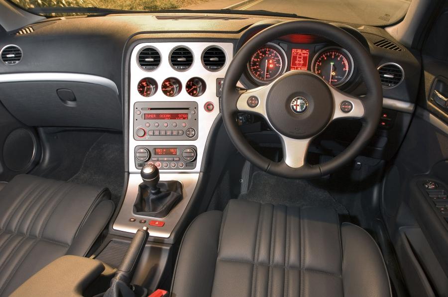 Торпедо Alfa Romeo 159 Sportwagon (939B) 2006 года  (UK) (фото 13 из 31)